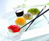 Süßes Früchte-Sushi