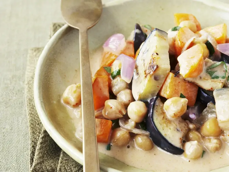 Kichererbsen und Auberginen in Kokos-Curry-Sauce
