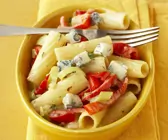 Pasta mit Blauschimmelkäse und Paprika