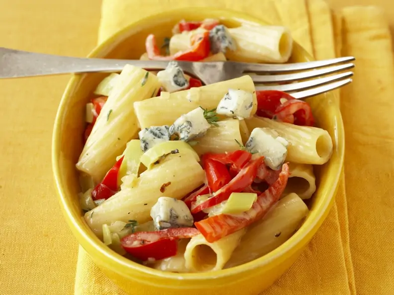 Pasta mit Blauschimmelkäse und Paprika