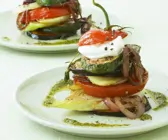 Antipasti-Türme mit grünem Pesto