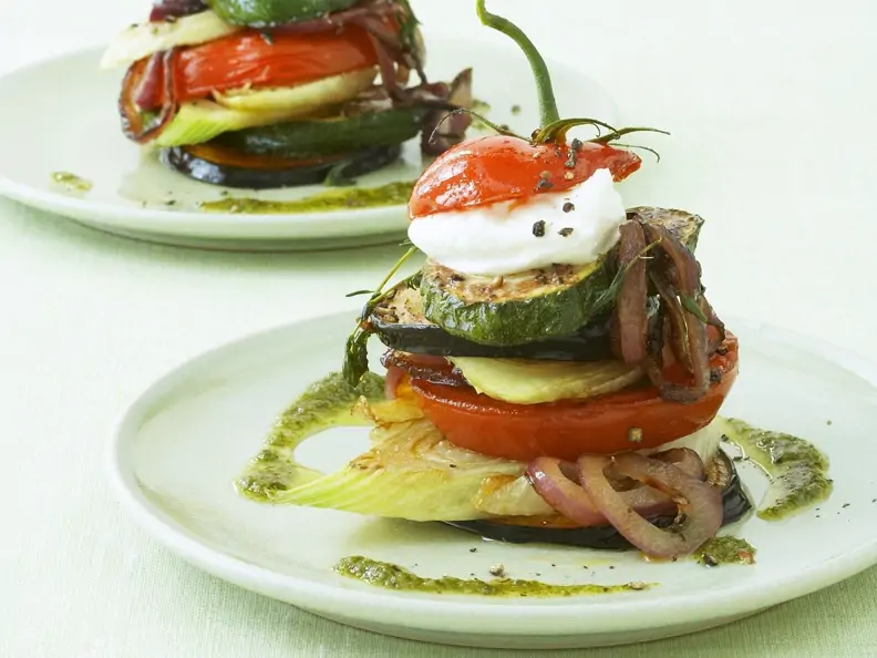 Antipasti-Türme mit grünem Pesto