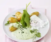 Pochierte Eier mit Kartoffeln und grünem Dip