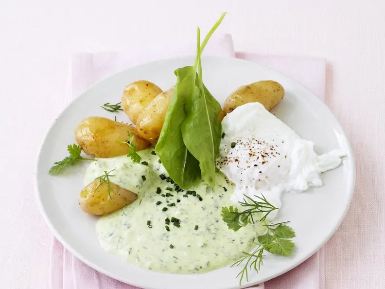 Pochierte Eier mit Kartoffeln und grünem Dip