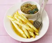 Weißer Spargel mit Orangensauce und Couscous