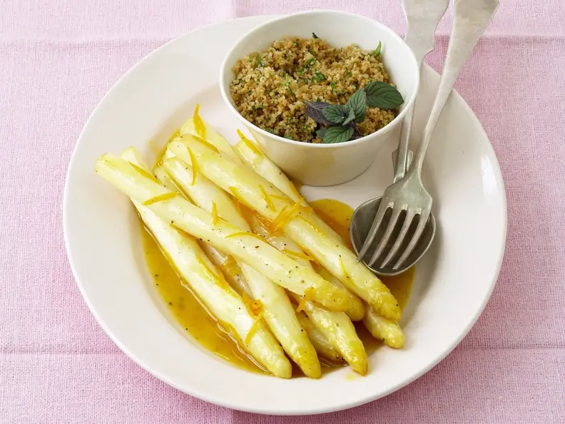 Weißer Spargel mit Orangensauce und Couscous