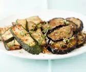 Gebratene Zucchini- und Auberginenscheiben