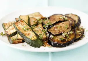 Gebratene Zucchini- und Auberginenscheiben