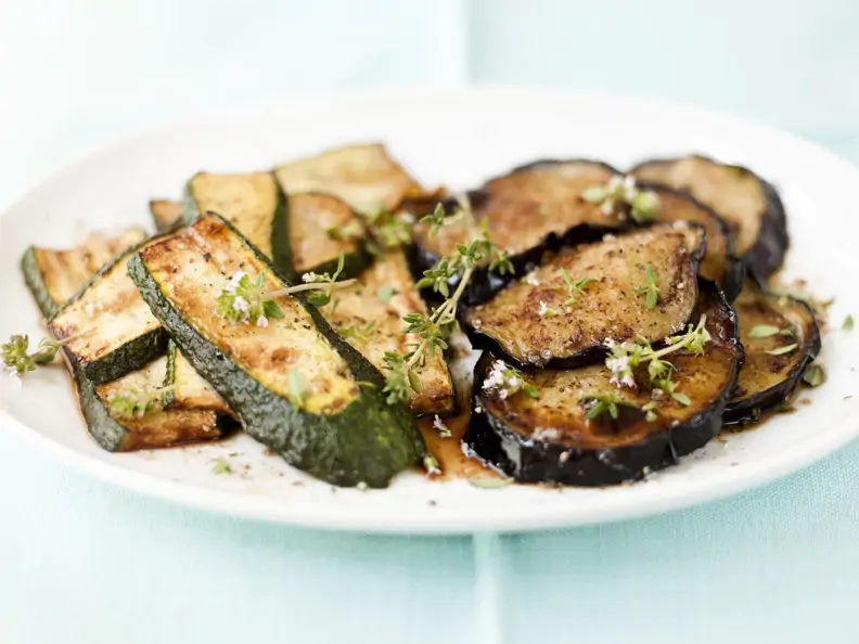 Gebratene Zucchini- und Auberginenscheiben