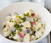 Kartoffelsalat mit Hering und Apfel