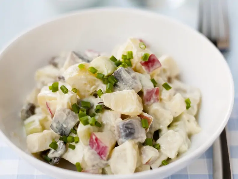 Kartoffelsalat mit Hering und Apfel