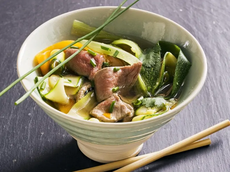 Asiatische Rindfleischsuppe mit Gemüse