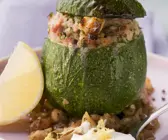 Runde Zucchini gefüllt mit Hackfleisch und Bulgur
