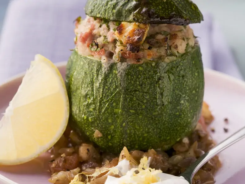 Runde Zucchini gefüllt mit Hackfleisch und Bulgur
