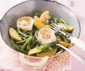 Bohnen-Pfirsich-Salat mit Ziegenkäse