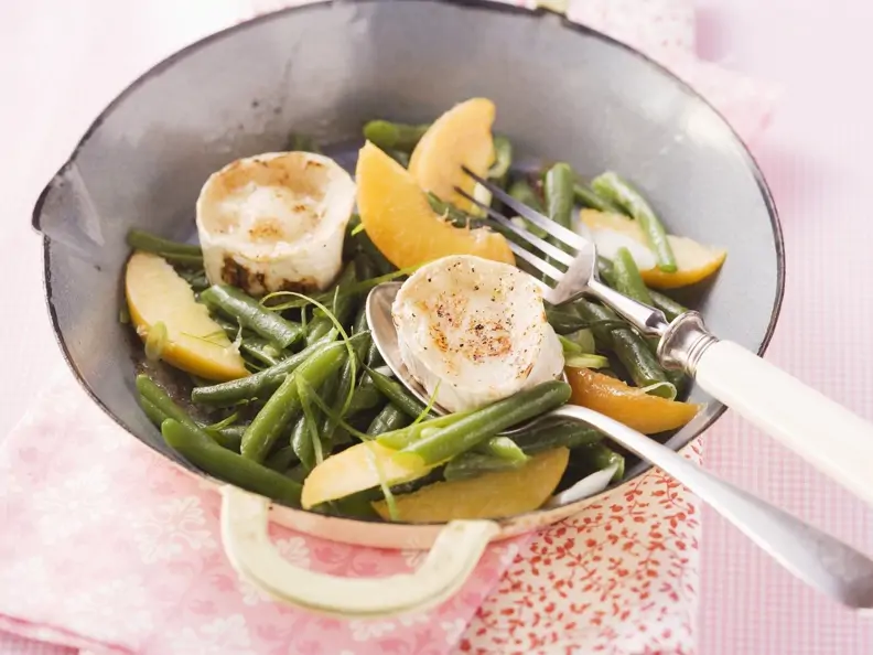 Bohnen-Pfirsich-Salat mit Ziegenkäse