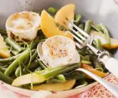 Fruchtiger Bohnensalat mit gegrilltem Ziegenkäse