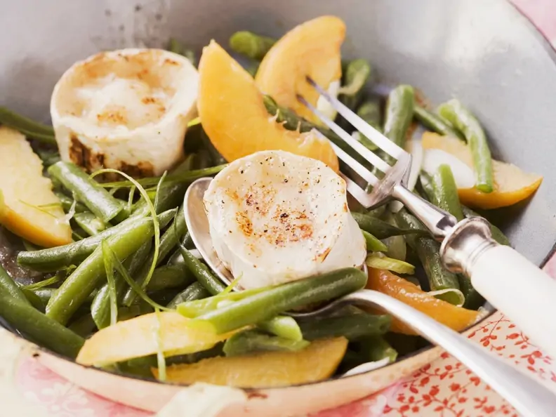 Fruchtiger Bohnensalat mit gegrilltem Ziegenkäse