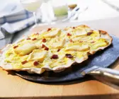 Flammkuchen mit Speck und Weichkäse