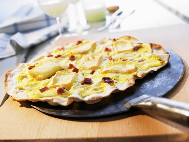 Flammkuchen mit Speck und Weichkäse