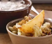 Rüben-Spalten mit Walnuss-Birnen-Salat und Dip