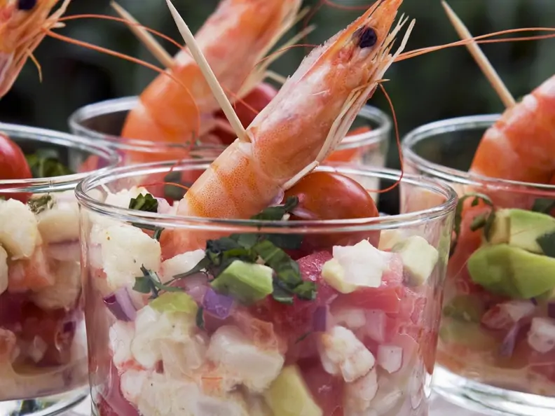Shrimpscocktail mit Avocado und Tomate