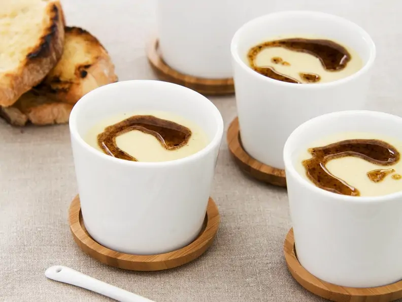 Suppe von Brie und Birne mit Steinpilzöl