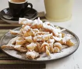 Schmalzgebäck mit Puderzucker