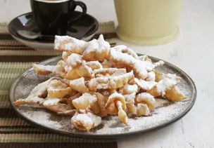 Schmalzgebäck mit Puderzucker