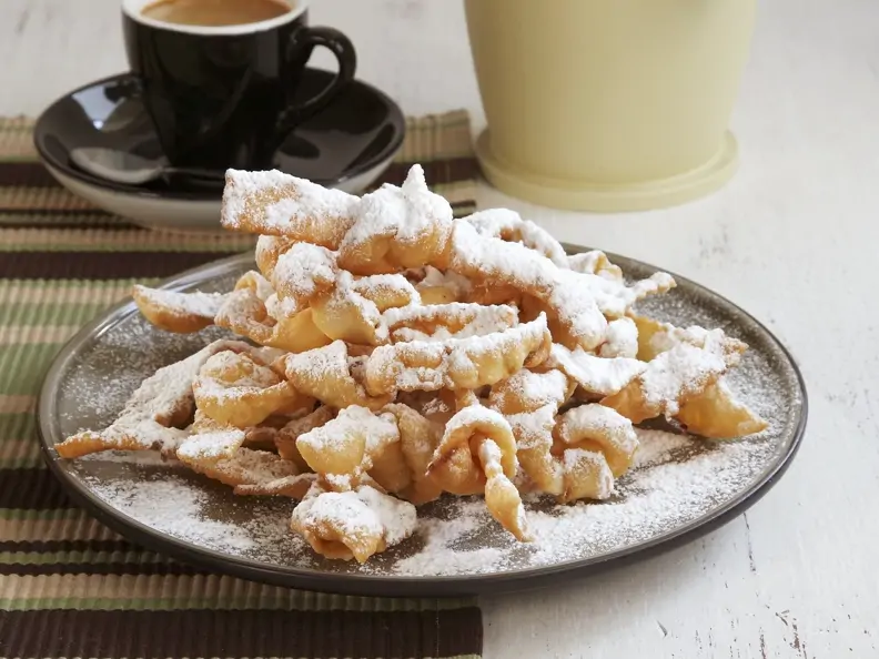 Schmalzgebäck mit Puderzucker
