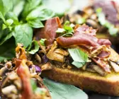 Crostini mit Pilzen und italienischem Schinken