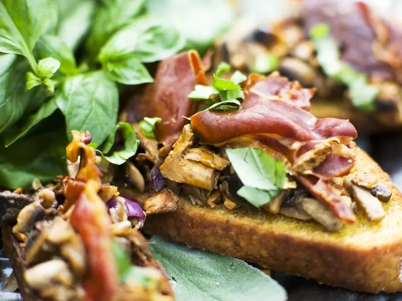 Crostini mit Pilzen und italienischem Schinken