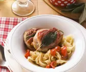 Kalbsschnitzel mit Speck und Salbei (Saltimbocca) dazu Bandnudeln