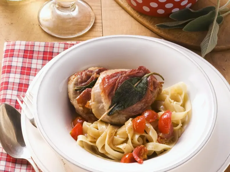 Kalbsschnitzel mit Speck und Salbei (Saltimbocca) dazu Bandnudeln