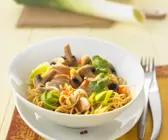 Wok-Pfanne mit Hähnchen, Pilzen und Porree