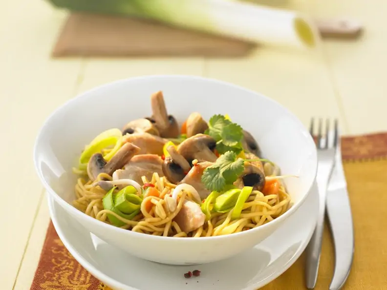 Wok-Pfanne mit Hähnchen, Pilzen und Porree