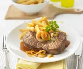 Rindersteak mit Bier-Zwiebel-Soße und Pommes frites