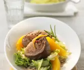 Kalbsmedaillons mit Orangen-Chinakohl-Gemüse