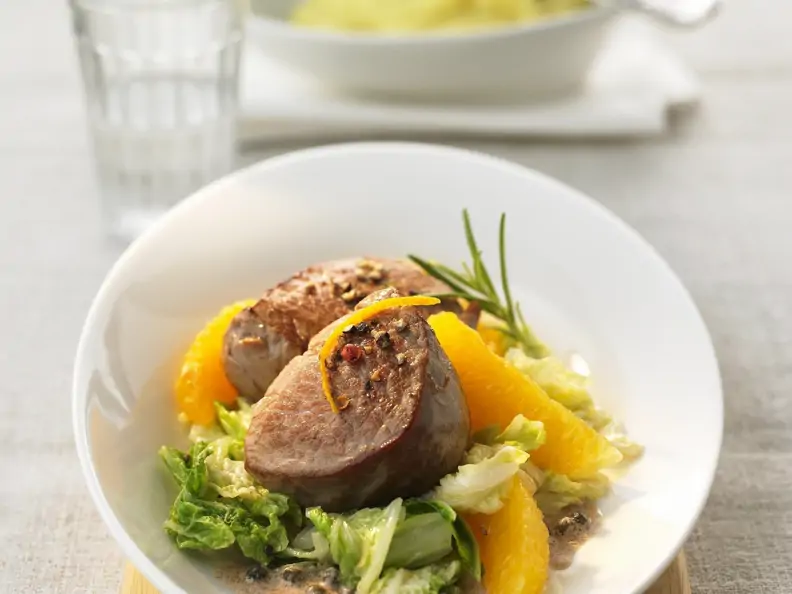 Kalbsmedaillons mit Orangen-Chinakohl-Gemüse