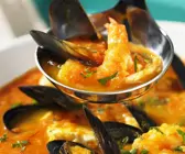 Französische Fischsuppe in einer Schüssel