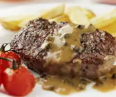 Rindersteak mit Pfeffersoße und Pommes frites