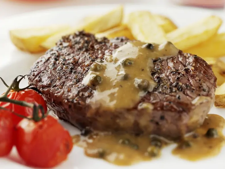 Rindersteak mit Pfeffersoße und Pommes frites