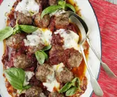 Hackbällchen in Tomatensauce mit Mozzarella überbacken