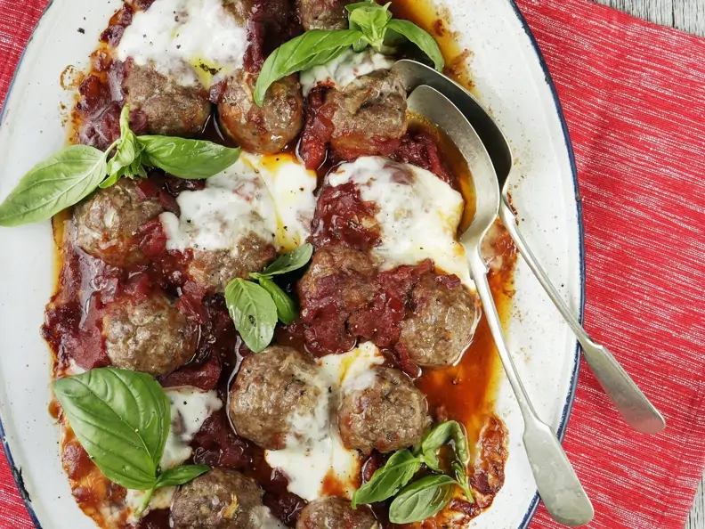 Hackbällchen in Tomatensauce mit Mozzarella überbacken