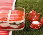 Dänische Quarkspeise mit Pumpernickel und Erdbeeren