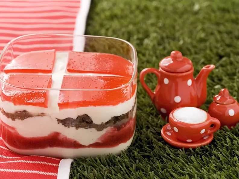 Dänische Quarkspeise mit Pumpernickel und Erdbeeren