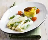 Weißer Spargelsalat mit Rauke und Eierterrine