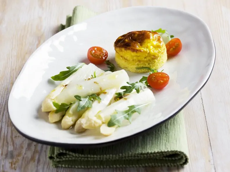 Weißer Spargelsalat mit Rauke und Eierterrine