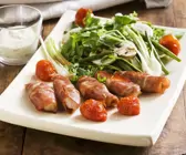 Hähnchen-Schinken-Wickel mit Blattsalat