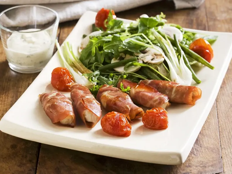 Hähnchen-Schinken-Wickel mit Blattsalat